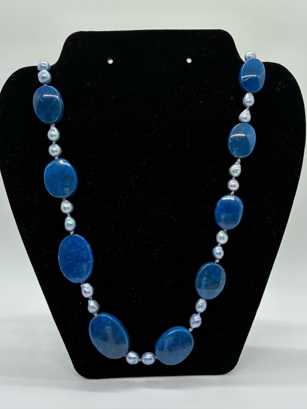 BLUE DYED AGATE STONE AND FAUX PEARL NECKLACE
